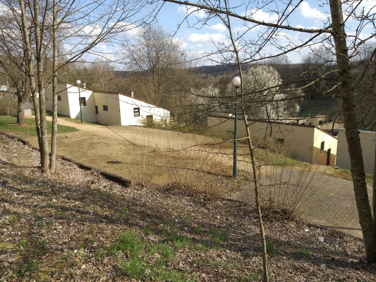 Bungalows Du Lac De Rabais Virton Bagian luar foto