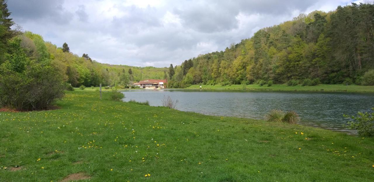 Bungalows Du Lac De Rabais Virton Bagian luar foto